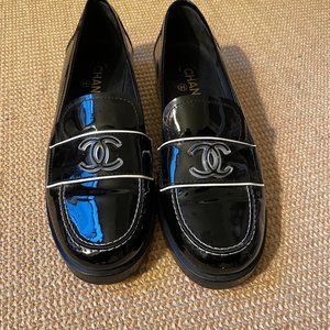 ULTRA RARE Chanel 2019 Interlocking CC Logo Loafers. Fits like 8.5.